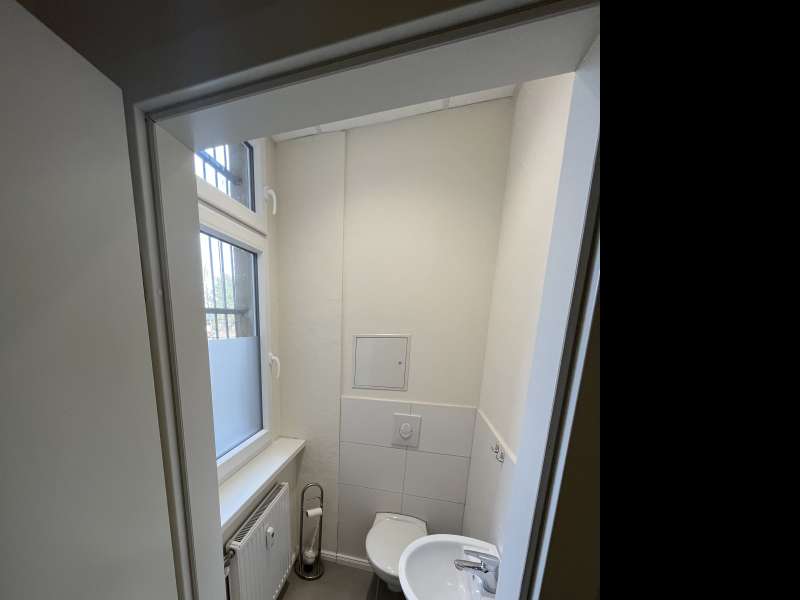 Helle EG-Bürofläche mit neuem Dielenboden direkt am S-Bahnhof Strausberg Bild 5