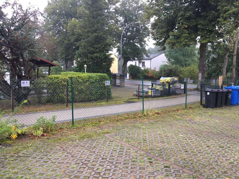 PKW Stellplatz auf eingezäuntem Privatgrundstück Bild 1