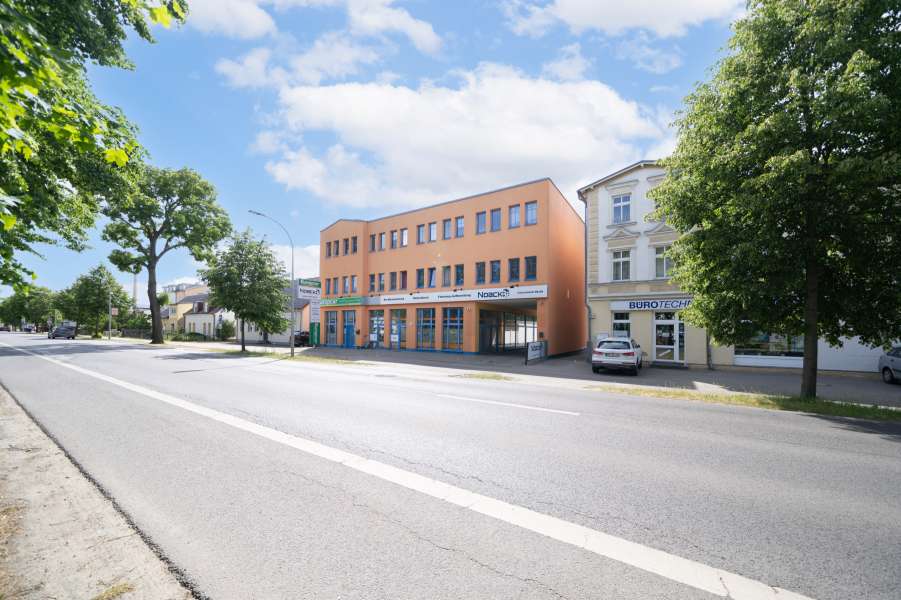 Oranienburg, Gewerbefläche im Erdgeschoss mit großen Fenstern zur Straße Bild 4