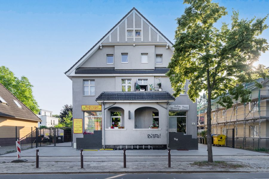 PKW-Stellplatz auf dem Hof Bild 2