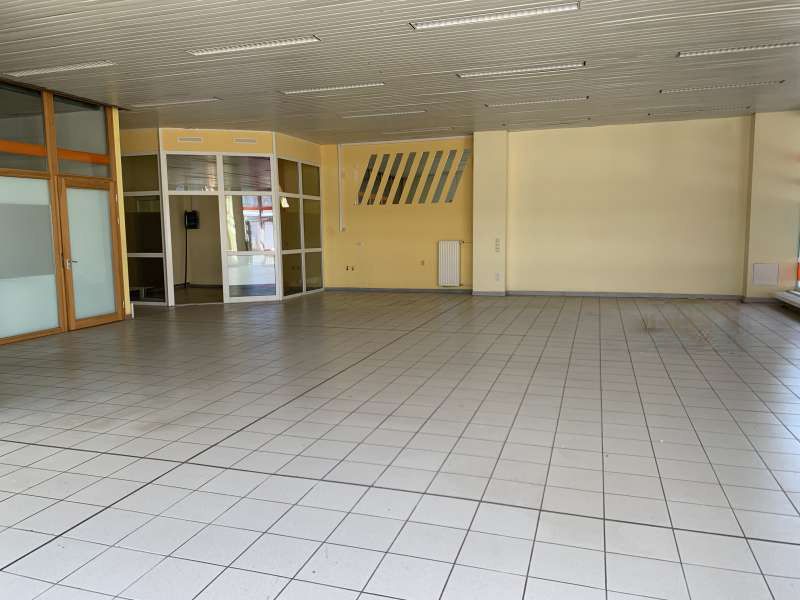 Oranienburg, Gewerbefläche im Erdgeschoss mit großen Fenstern zur Straße Bild 2
