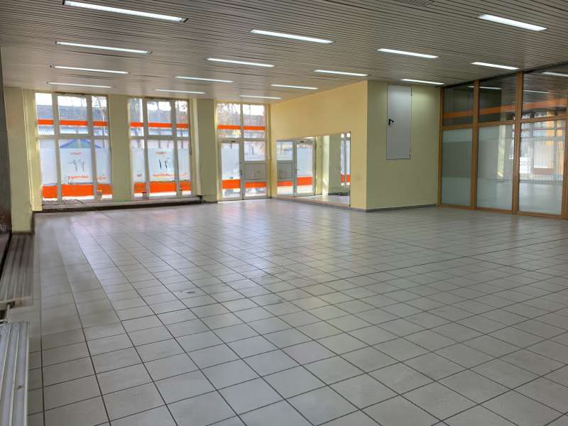 Oranienburg, Gewerbefläche im Erdgeschoss mit großen Fenstern zur Straße Bild 0