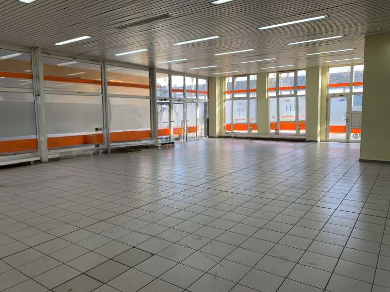 Oranienburg, Gewerbefläche im Erdgeschoss mit großen Fenstern zur Straße Bild 1