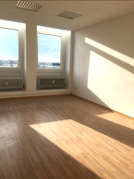 Modernes Büro mit 3 Räumen und großer Fensterfront Bild 1