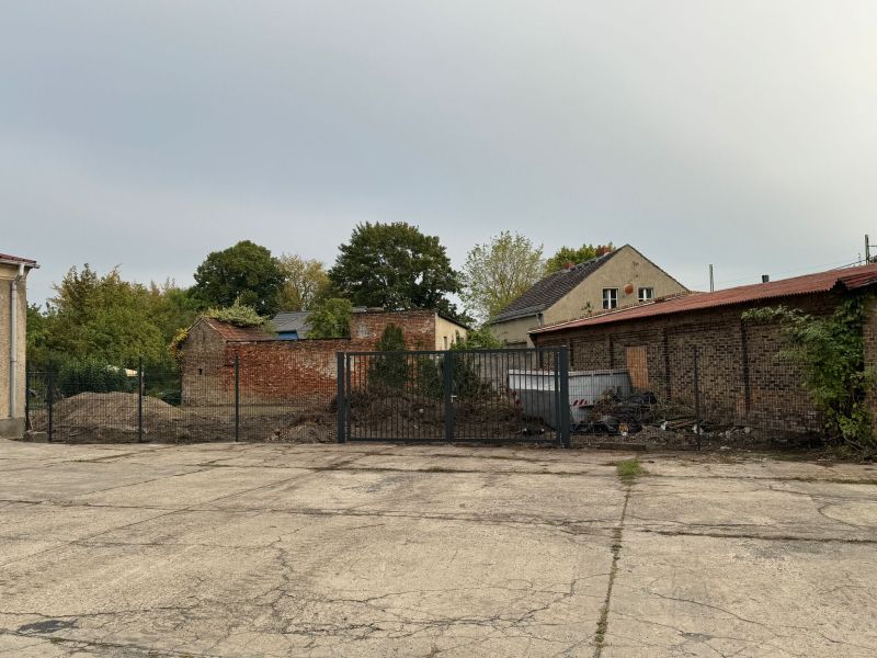 Gewerbefläche in Top-Lage – 1400 qm Freifläche + 100 qm überdachte Fläche, Nähe Bahnhof Zossen Bild 2