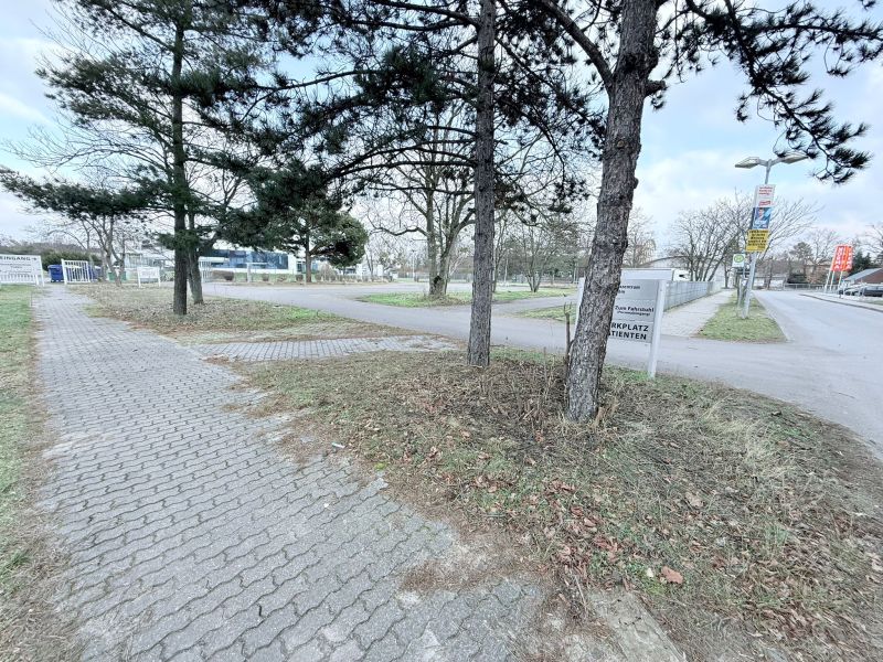 Stellplätze für Wohnmobile und LKW direkt am Bahnhof Bild 1