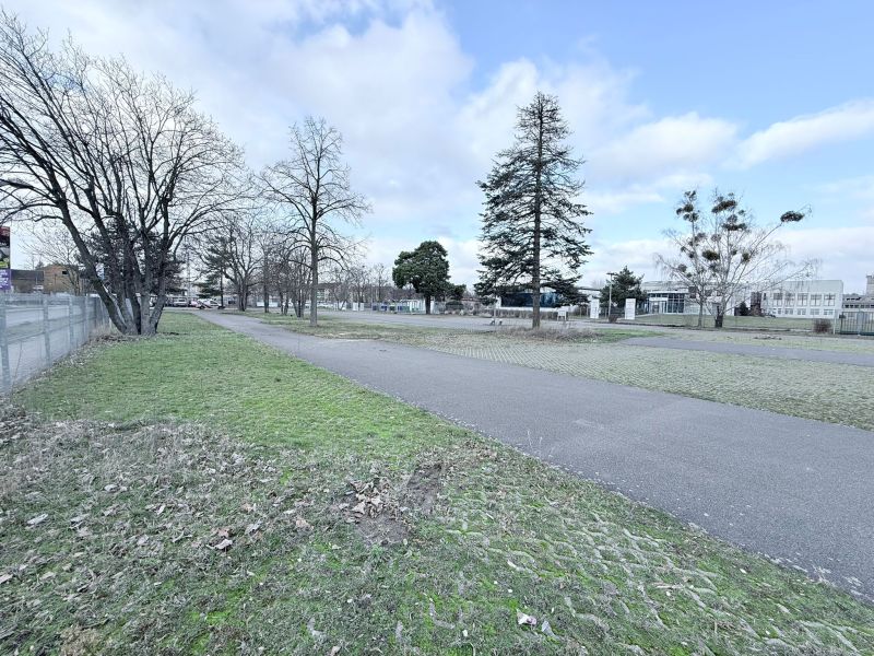 Stellplätze für Wohnmobile und LKW direkt am Bahnhof Bild 2