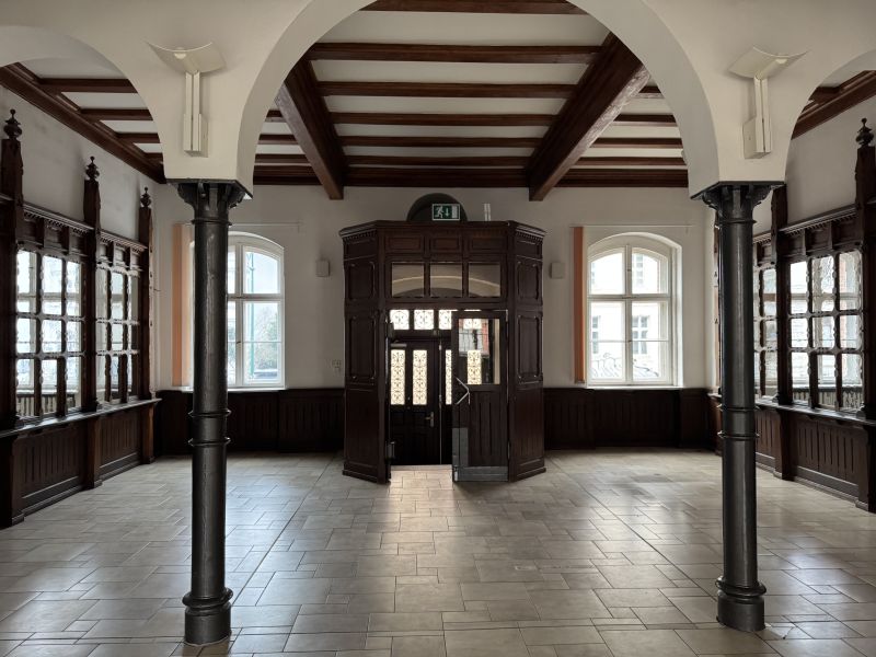 Einzigartige EG-Gewerbeeinheit in der alten Post zu vermieten Bild 1