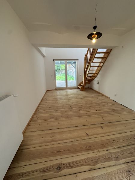 Einzigartiges Loft-Juwel: Historische Remise mit 3m Gewölbe, Kamin & eigenem Garten Bild 2