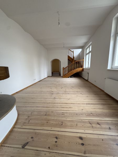 Einzigartiges Loft-Juwel: Historische Remise mit 3m Gewölbe, Kamin & eigenem Garten Bild 1