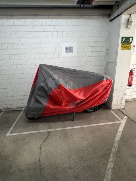 Motorradstellplatz auf abgeschlossenem Gelände Nähe Bahnhof Lichtenberg Bild 0