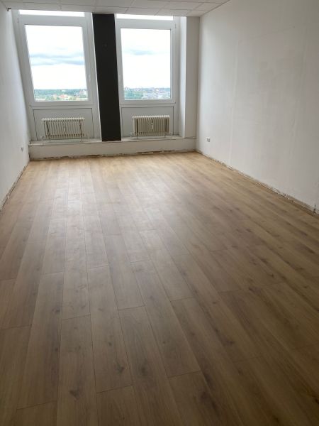 30 qm Bürofläche in Neukölln 9. OG zu vermieten: Perfekte Arbeitsumgebung für Ihr Business! Bild 0