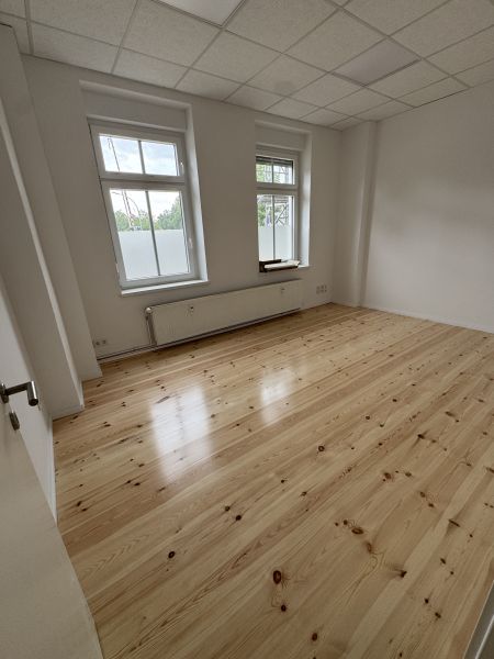 Helle EG-Bürofläche mit neuem Dielenboden direkt am S-Bahnhof Strausberg Bild 3