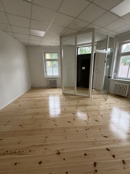 Helle EG-Bürofläche mit neuem Dielenboden direkt am S-Bahnhof Strausberg Bild 4