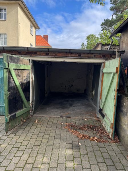 Geräumige Garage als PKW-Abstellmöglichkeit oder für Lagernutzung zu vermieten Bild 1