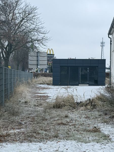 Sichtbare, große Freifläche mit angrenzendem Büro und Garage Bild 10