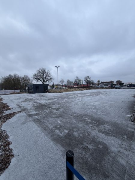 Sichtbare, große Freifläche mit angrenzendem Büro und Garage Bild 9