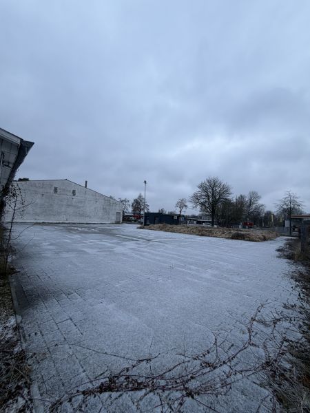 Sichtbare, große Freifläche mit angrenzendem Büro und Garage Bild 8