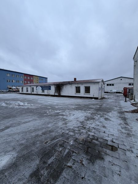 Sichtbare, große Freifläche mit angrenzendem Büro und Garage Bild 7