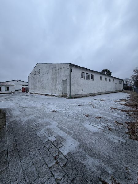 Sichtbare, große Freifläche mit angrenzendem Büro und Garage Bild 5