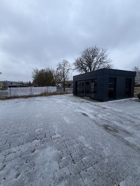 Sichtbare, große Freifläche mit angrenzendem Büro und Garage Bild 6