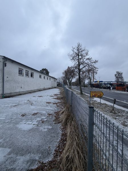 Sichtbare, große Freifläche mit angrenzendem Büro und Garage Bild 4
