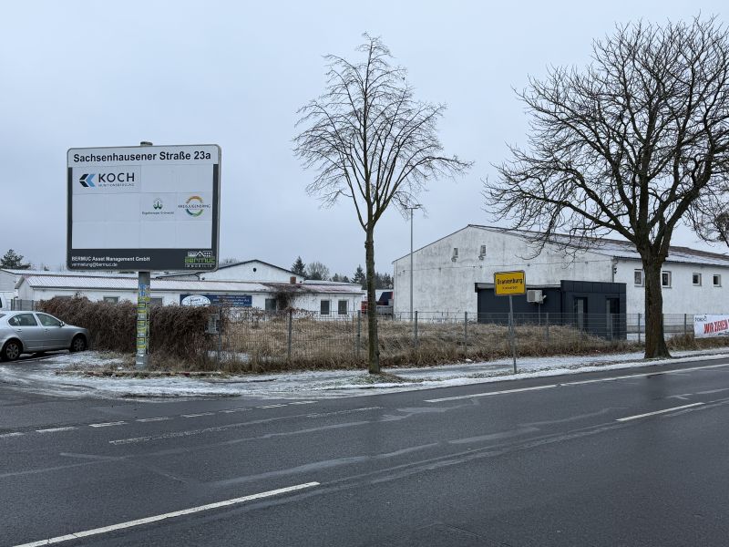 Sichtbare, große Freifläche mit angrenzendem Büro und Garage Bild 2