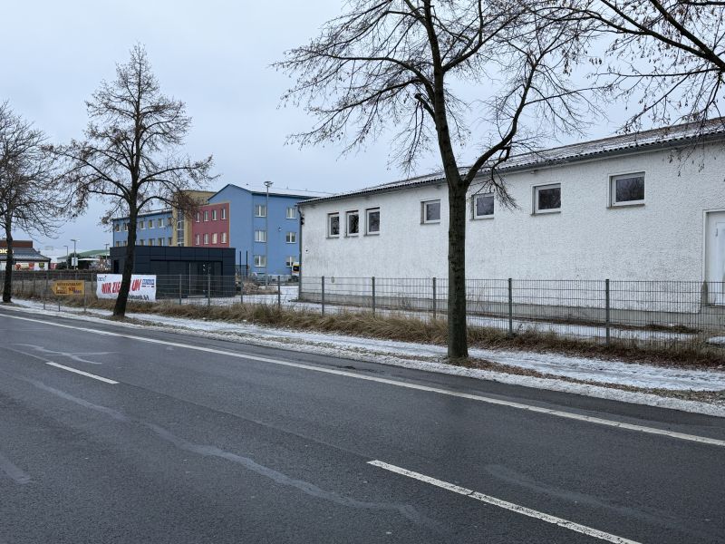Sichtbare, große Freifläche mit angrenzendem Büro und Garage Bild 3