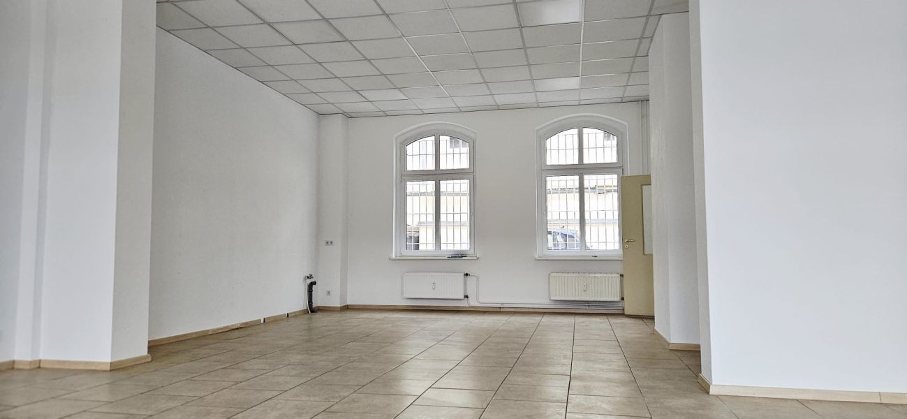 Modernes Raumwunder: Lichtdurchflutete 105 m² Laden- oder Bürofläche im EG direkt am Bahnhof Bild 2