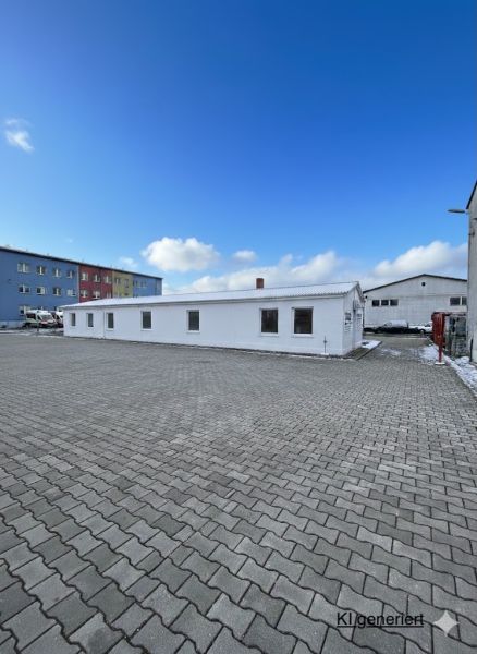 Sichtbare, große Freifläche mit angrenzendem Büro und Garage Bild 1