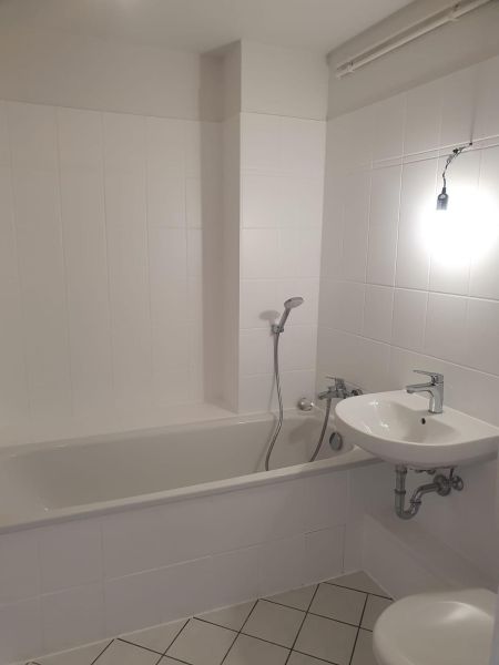 Schick + frisch renoviert: riesen Wohnzimmer mit offener Küche, Wannenbad und Schlafzimmer zum Hof. - Foto 1