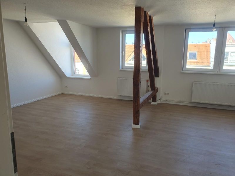 Schick + frisch renoviert: riesen Wohnzimmer mit offener Küche, Wannenbad und Schlafzimmer zum Hof. - Foto 4