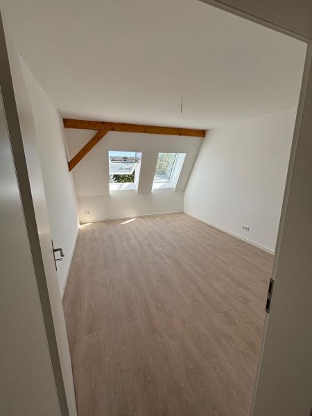 Erstbezug: 3 Zimmer-Dachgeschosswohnung Nähe Bahnhof - Photo 1