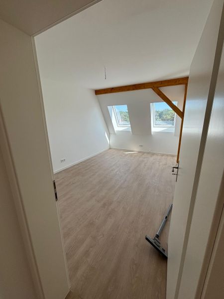 Erstbezug: 3 Zimmer-Dachgeschosswohnung Nähe Bahnhof - Photo 4