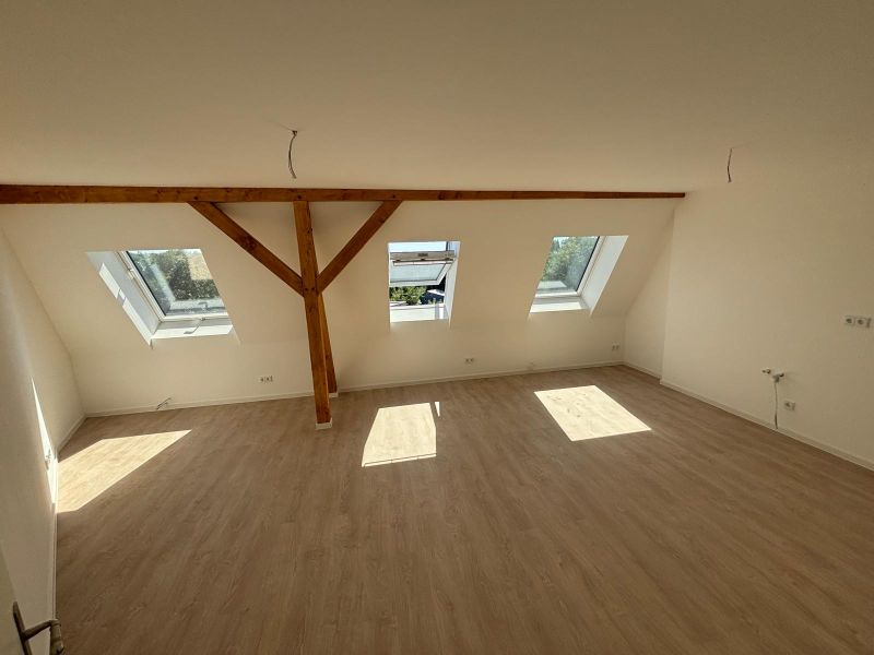 Erstbezug: 3 Zimmer-Dachgeschosswohnung Nähe Bahnhof - Photo 3