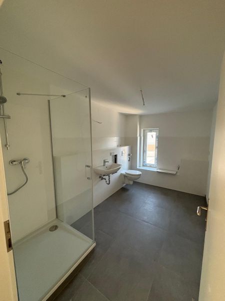 Erstbezug: 3 Zimmer-Dachgeschosswohnung Nähe Bahnhof - Photo 2