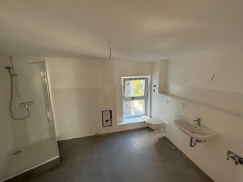 Erstbezug: 3 Zimmer-Dachgeschosswohnung Nähe Bahnhof - Photo 1