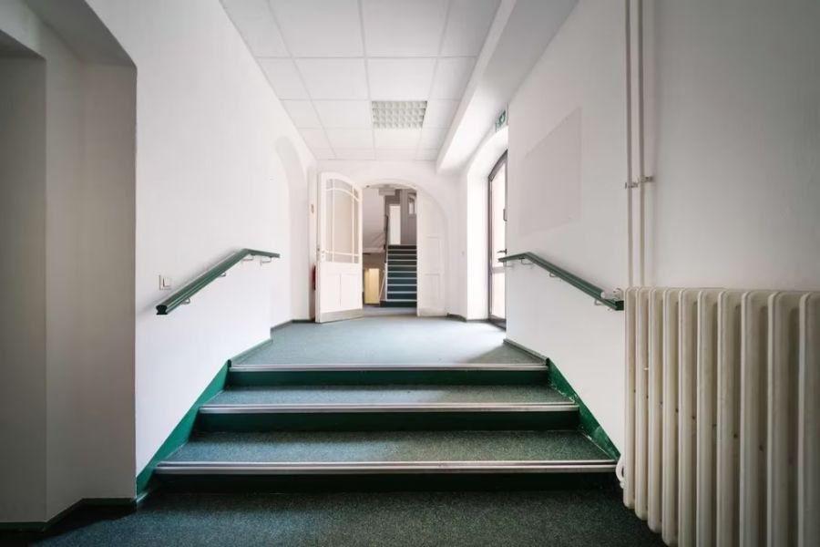 Büroetage mit 122 qm in denkmalgeschützter Stadtvilla, Bahnhof KW (83 qm großen Saal) Bild 2