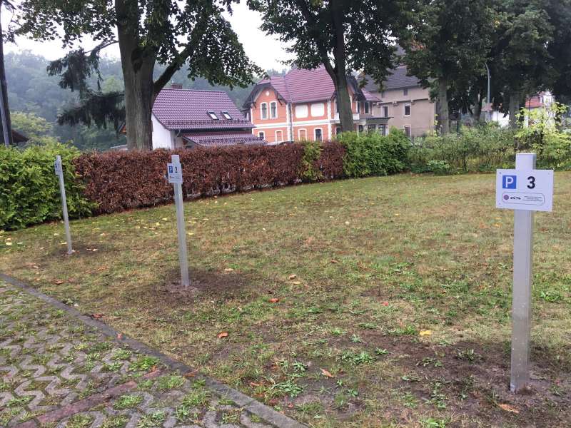 PKW Stellplatz auf eingezäuntem Privatgrundstück Bild 0