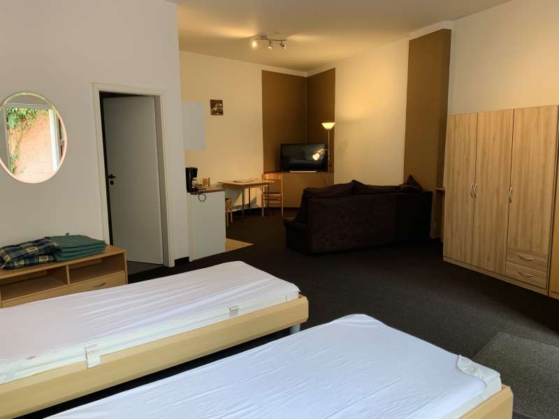Studentenwohnheim: Möbliertes 1-Zimmer-Apartment mit kleinem Gartenanteil - Photo 2